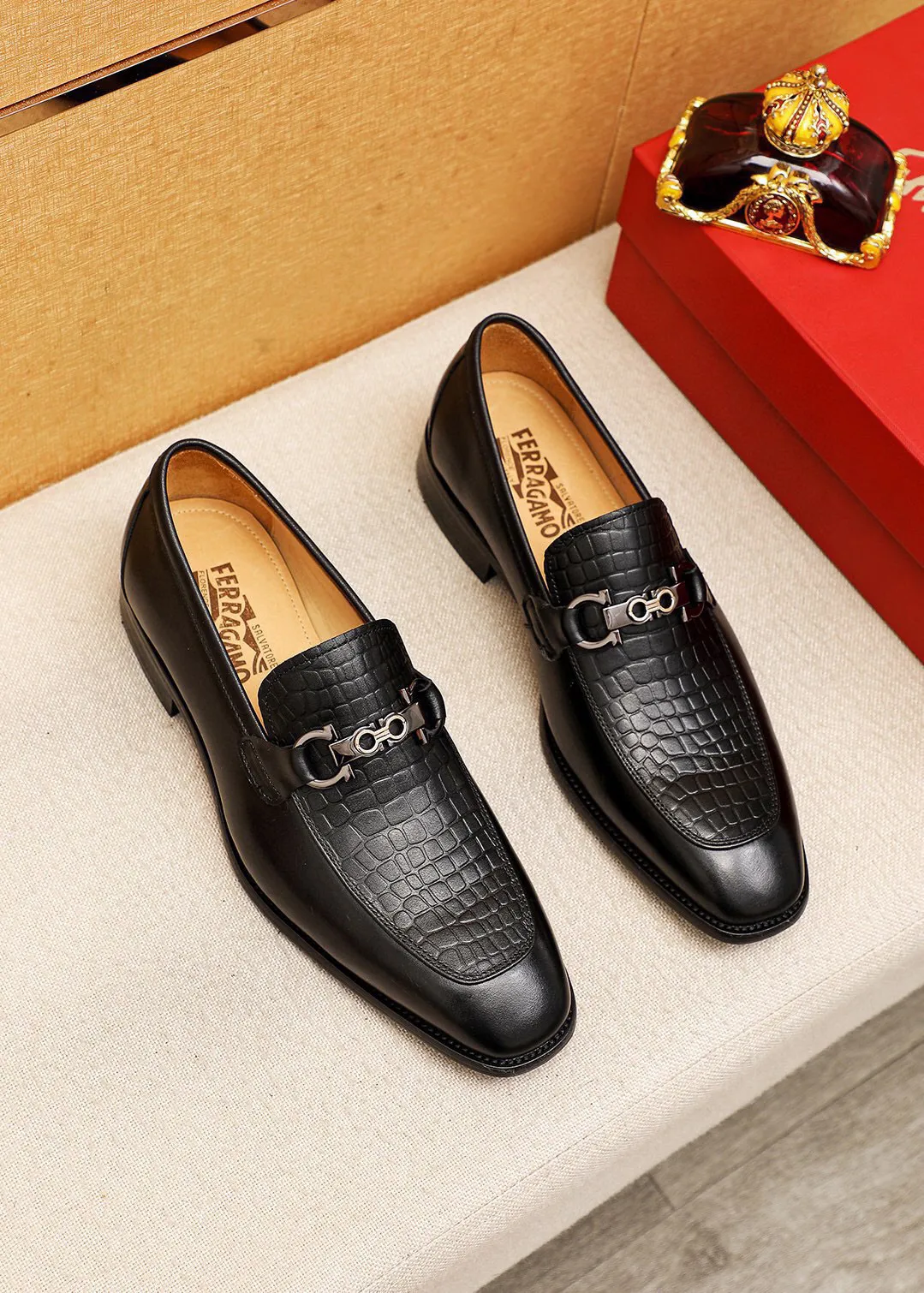 Men's shoes 💰460 💐 Product trademark: Ferragamo "Ferragamo" casual leather shoes Regular size: 38-44 (45🉑️customized) Product materials: Selected imported first-layer calfskin embossed upper + luxury hardware buckle, imported water-dyed cowhide leather lining. Strong three-dimensional visual effect, original combination outsole Color: 1⃣️color optional